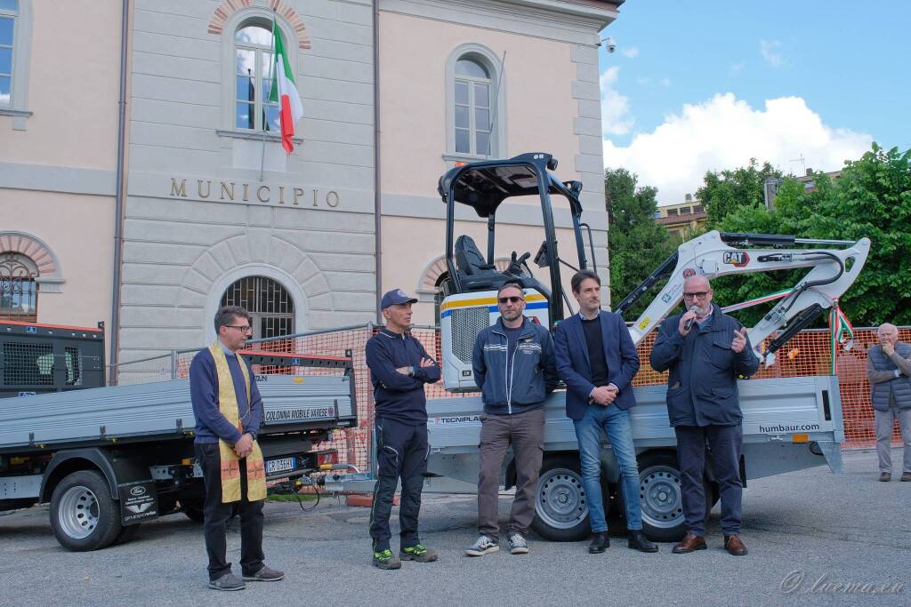 Escavatore Protezione civile buguggiate (foto La Focale Buguggiate)