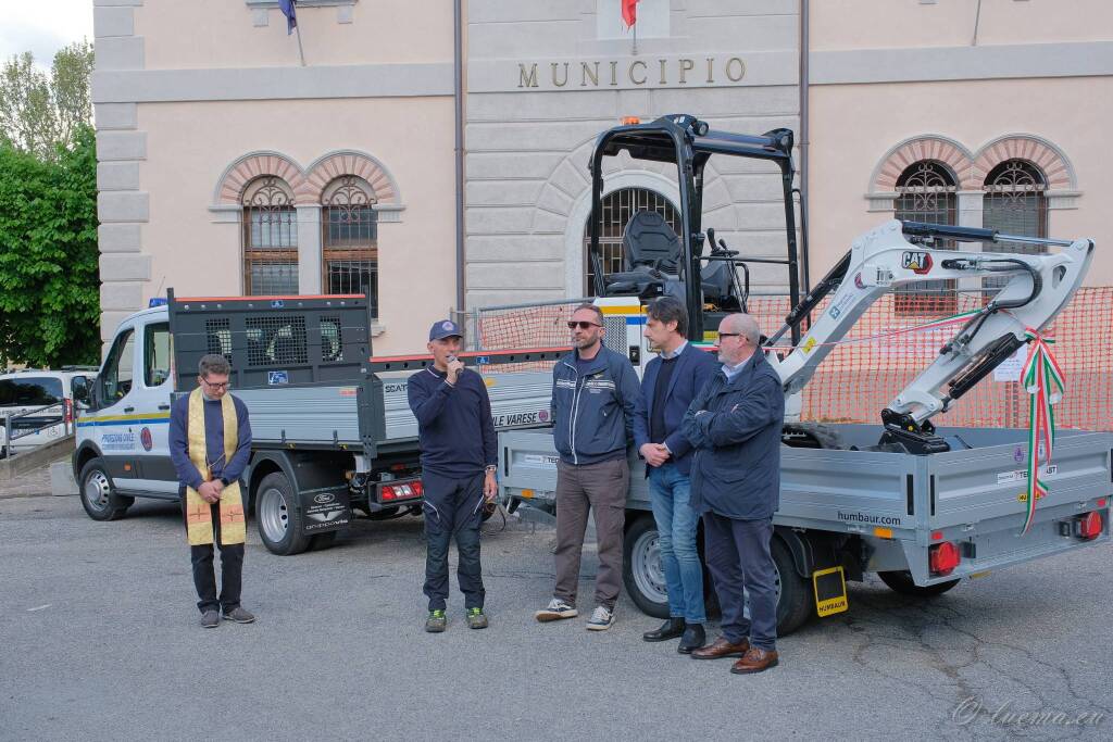 Escavatore Protezione civile buguggiate (foto La Focale Buguggiate)