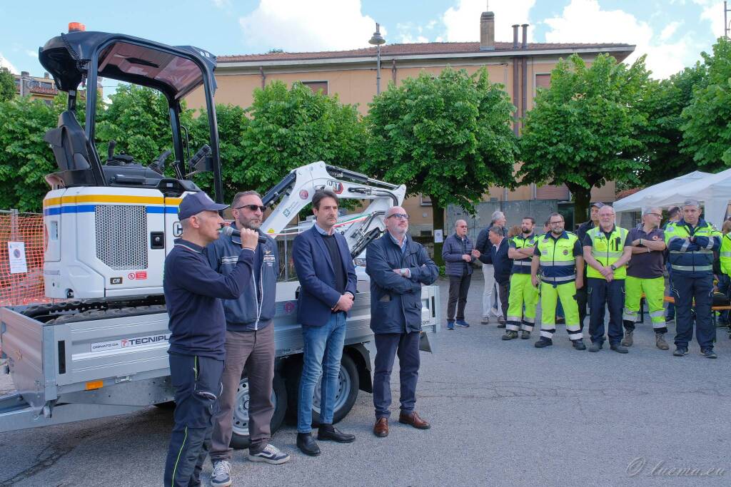 Escavatore Protezione civile buguggiate (foto La Focale Buguggiate)