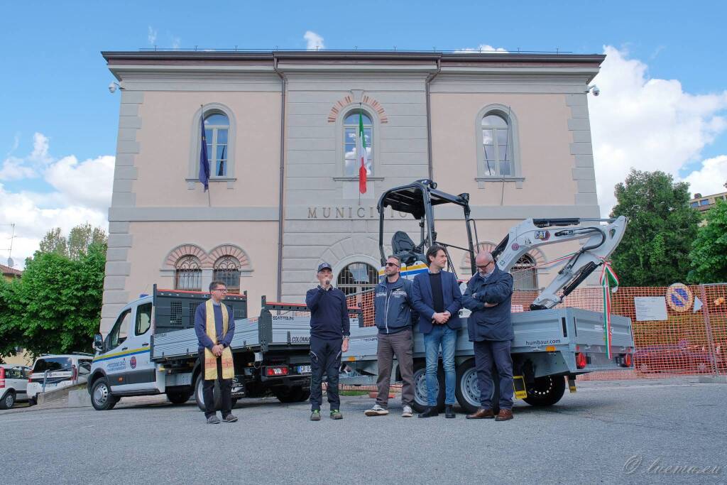 Escavatore Protezione civile buguggiate (foto La Focale Buguggiate)