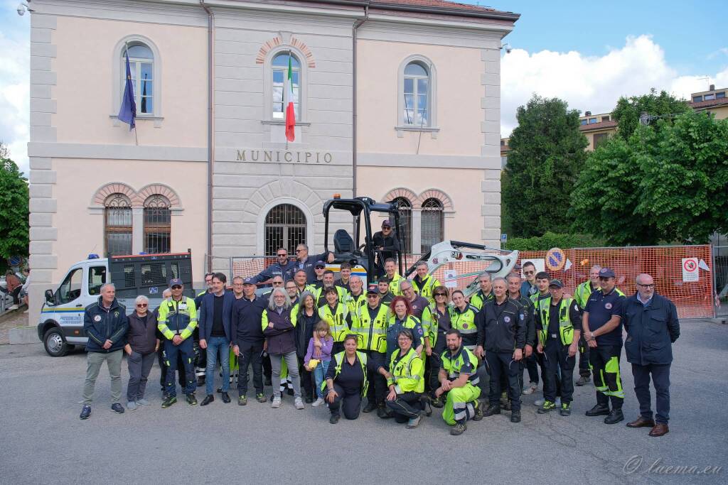 Escavatore Protezione civile buguggiate (foto La Focale Buguggiate)
