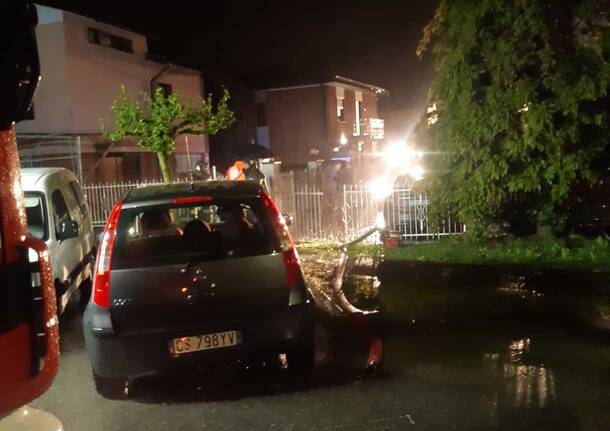 Pioggia intensa sul Varesotto, notte di lavoro per i vigili del fuoco