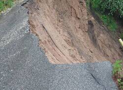 Frana la strada comunale fra Montegrino Valtravaglia e Cugliate Fabiasco