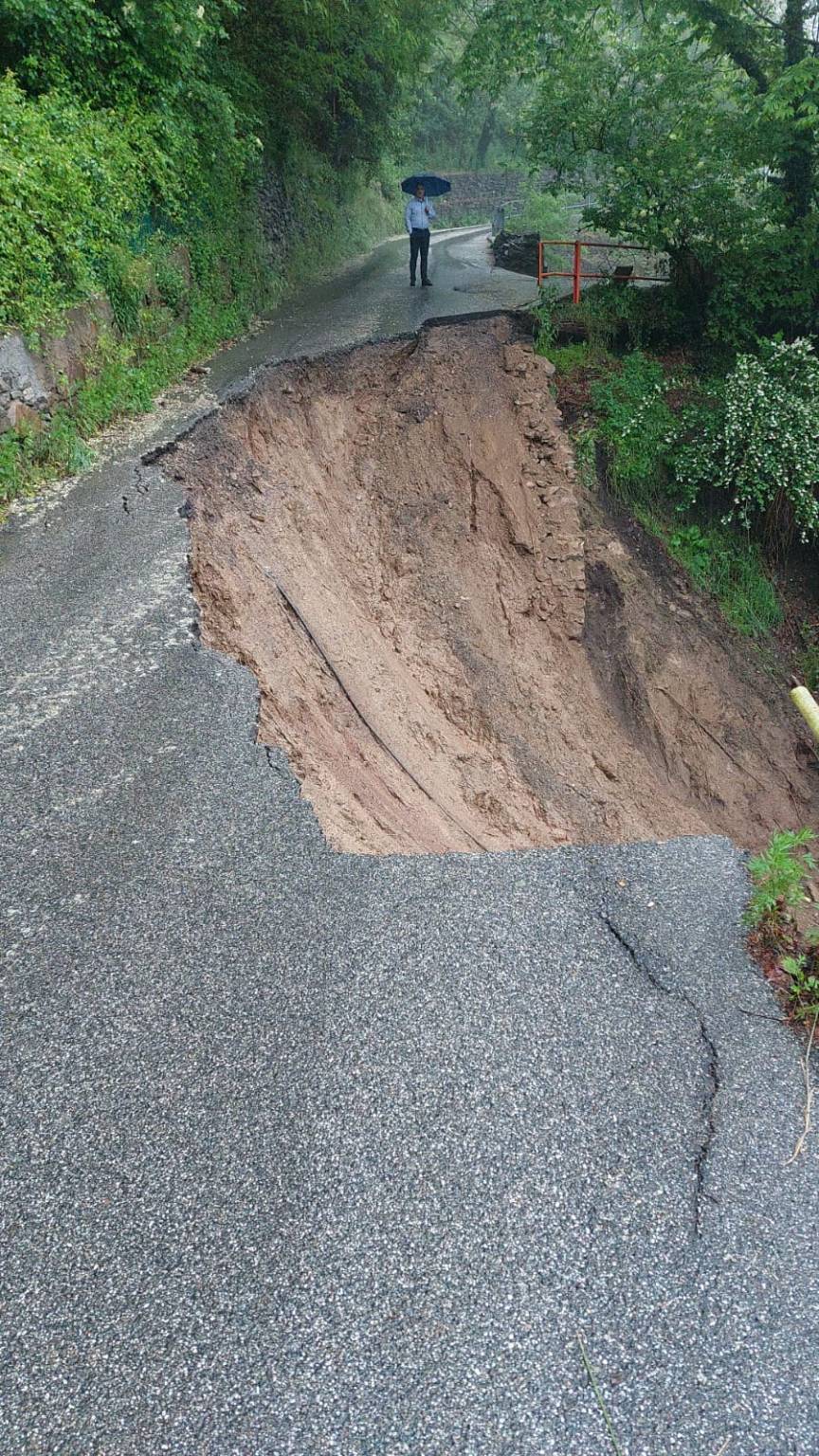 Frana la strada comunale fra Montegrino Valtravaglia e Cugliate Fabiasco