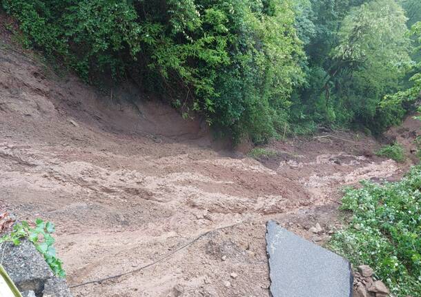 Frana la strada comunale fra Montegrino Valtravaglia e Cugliate Fabiasco