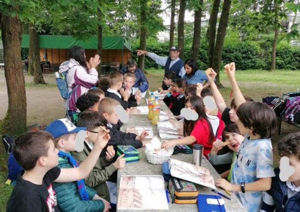 I preparativi per la Festa di fine anno multiculturale alla scuola primaria di Oggiona