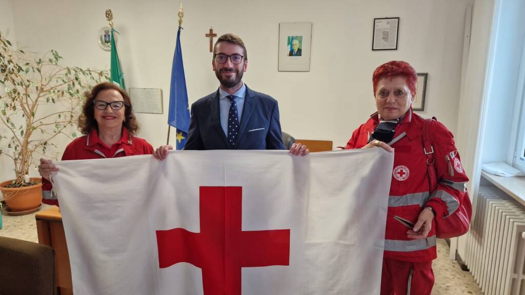 Giornata mondiale della Croce Rossa, le bandiere che sventolano 