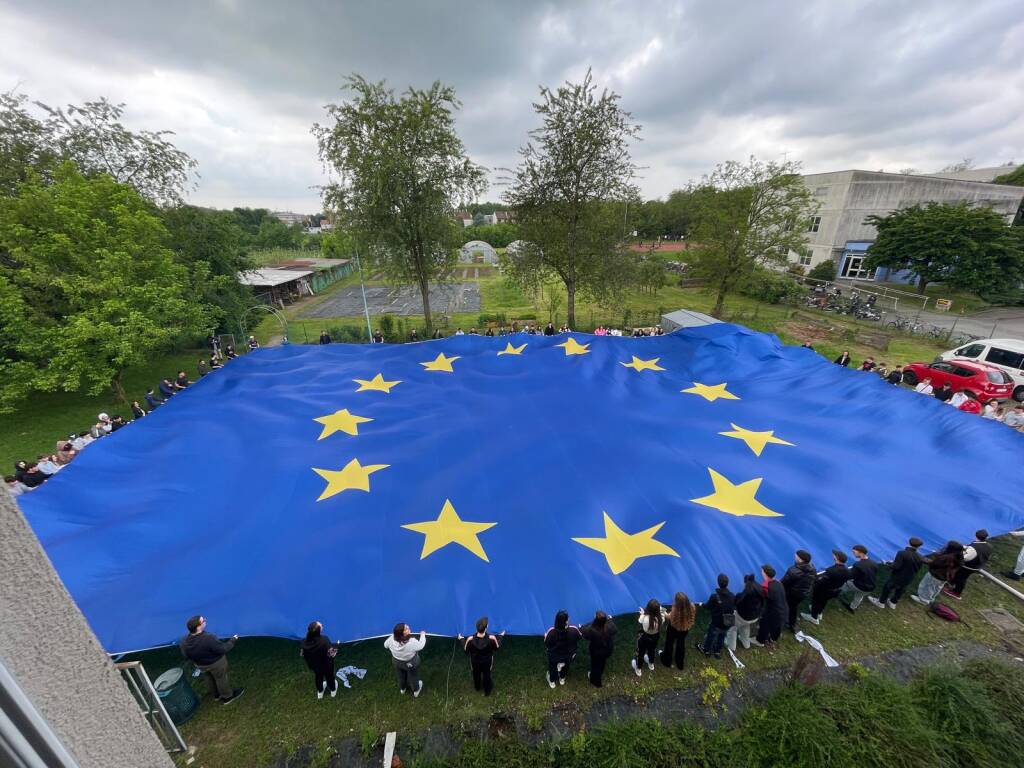 I ragazzi di Enaip e la bandiera dell'Europa Unita
