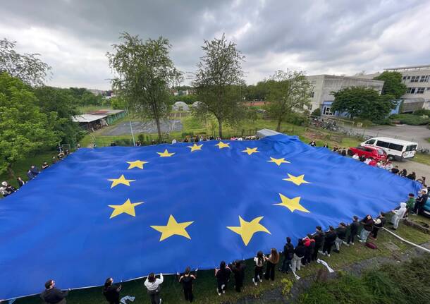 I ragazzi di Enaip e la bandiera dell'Europa Unita