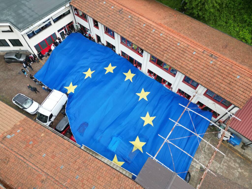 I ragazzi di Enaip e la bandiera dell'Europa Unita