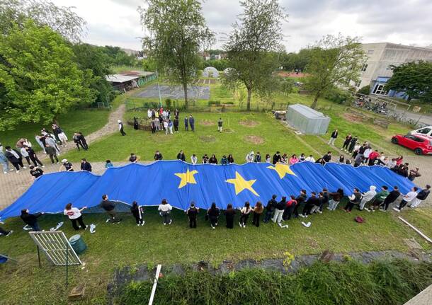 La bandiera dell’Unione Europea nel parco di Villa Recalcati