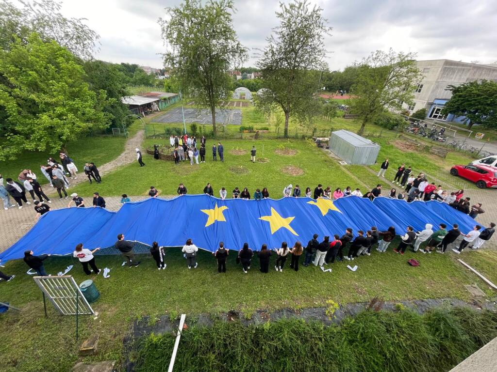 I ragazzi di Enaip e la bandiera dell'Europa Unita