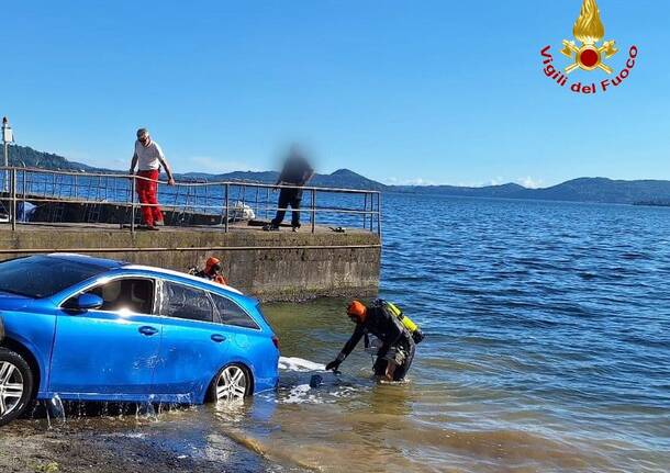 L’auto finisce nel lago Maggiore, i sommozzatori intervengono a Leggiuno