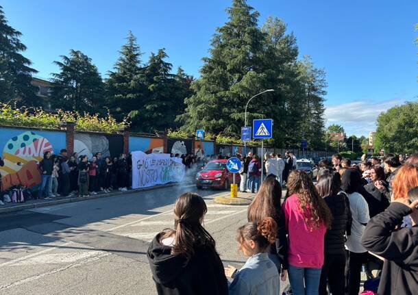 La protesta per difendere i murales al Gadda Rosselli di Gallarate