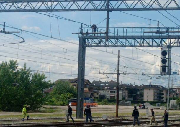 persona sul traliccio stazione fs busto arsizio