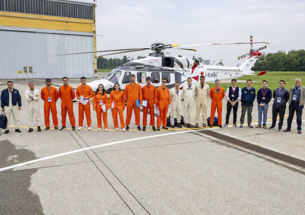 Gli studenti di ingegneria aeronautica fanno pratica di volo sugli elicotteri Leonardo