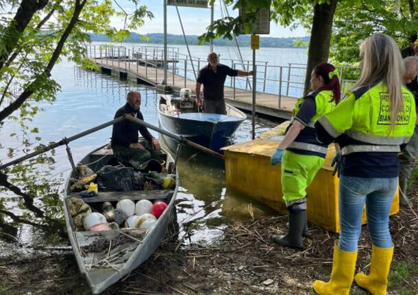 Operazione di pulizia della costa e del lago a Biandronno