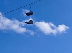 Scarpe appese sui fili elettrici: cosa significano? 