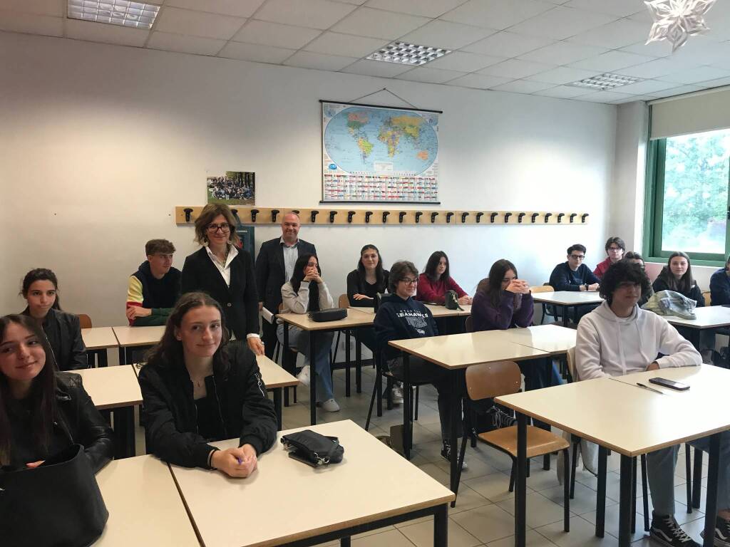 Settimana dell'orientamento al Legnani di Saronno, studenti a lezioni con docenti universitari e imprenditori