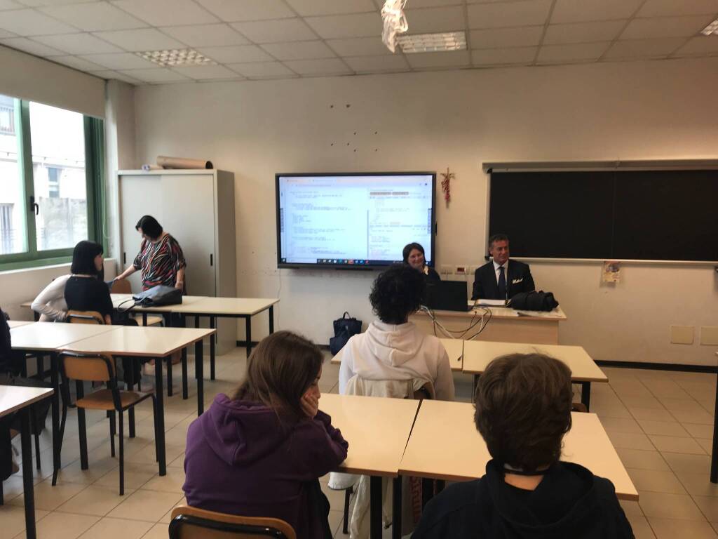 Settimana dell'orientamento al Legnani di Saronno, studenti a lezioni con docenti universitari e imprenditori