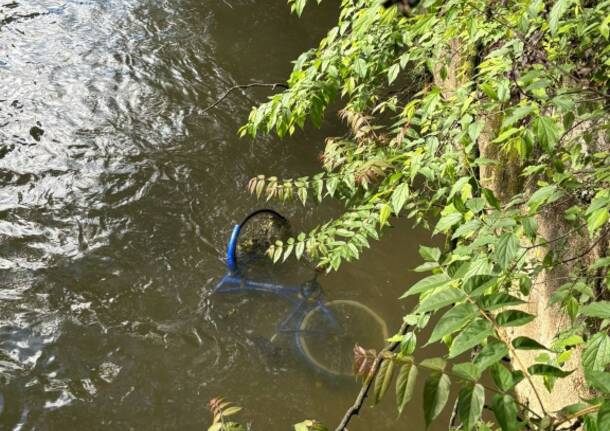 Una bici “parcheggiata” nell’Olona a Legnano