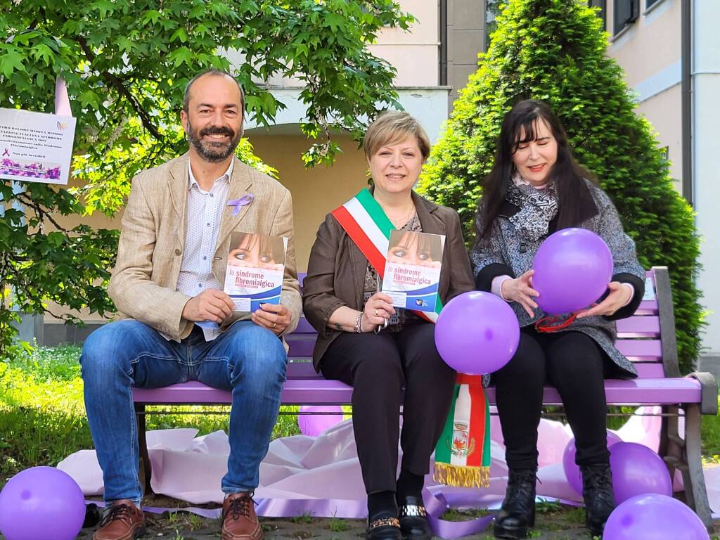 Una panchina viola per la fibromialgia a San Giorgio su Legnano