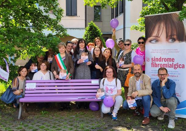 Una panchina viola per la fibromialgia a San Giorgio su Legnano