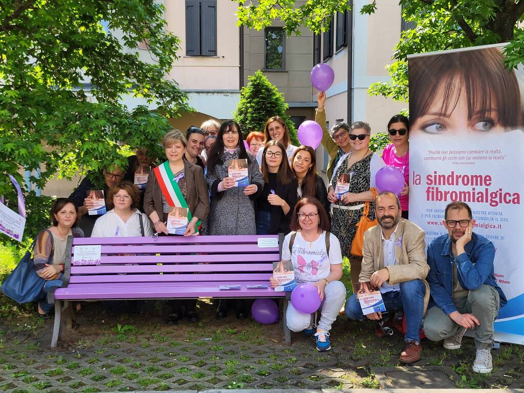 Una panchina viola per la fibromialgia a San Giorgio su Legnano