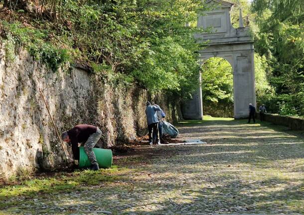 Volontari del Cai senior puliscono la via sacra al sacro Monte