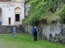 Volontari del Cai senior puliscono la via sacra al sacro Monte