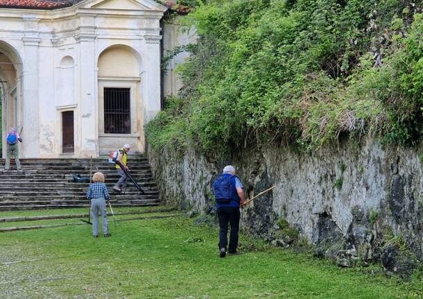 Volontari del Cai senior puliscono la via Sacra al Sacro Monte