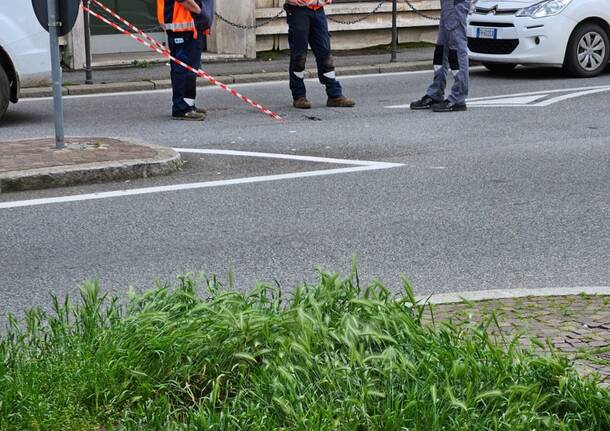 Voragine in strada a Gallarate