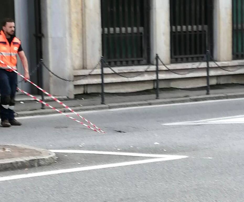 Voragine in strada a Gallarate