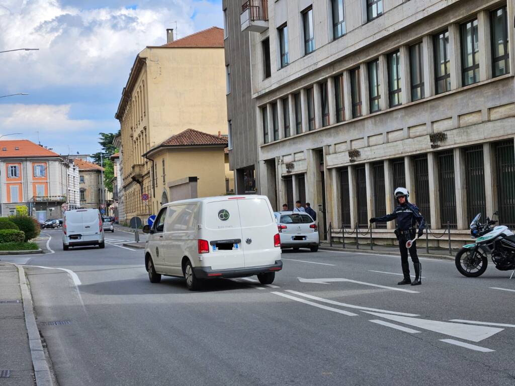 Voragine in strada a Gallarate