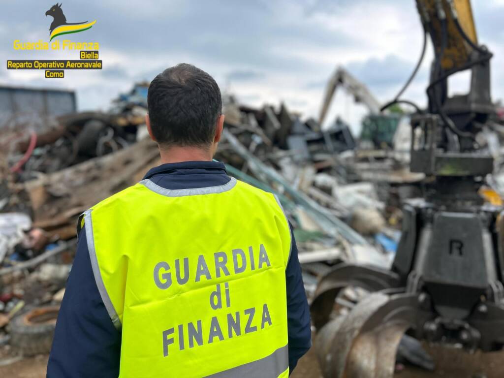 L\'indagine della Finanza sui rifiuti: in azione gli elicotteri di Venegono Superiore