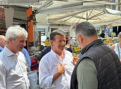 Giorgio Gori al mercato di piazza Repubblica a Varese