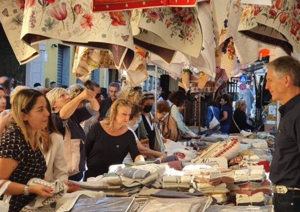 Gli Ambulanti di Forte dei Marmi® colorano l’estate di Angera