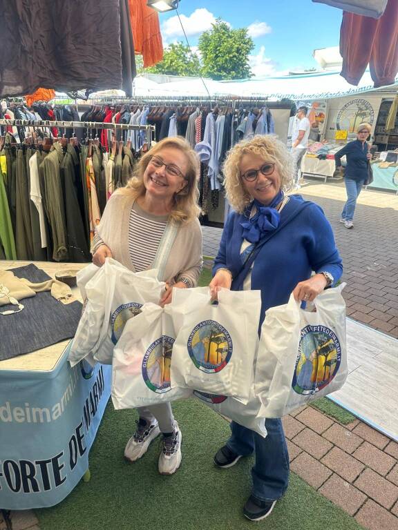 Gli Ambulanti di Forte dei Marmi® colorano la piazza di Laveno Mombello