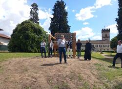 Inaugurazione della sedia gigante firmata Roda a Bodio Lomnago