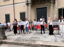 La maestra Marina va in pensione, festa di fine anno speciale per la scuola primaria Sant'Agostino di Casciago