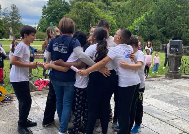 La maestra Marina va in pensione, festa di fine anno speciale per la scuola primaria Sant'Agostino di Casciago