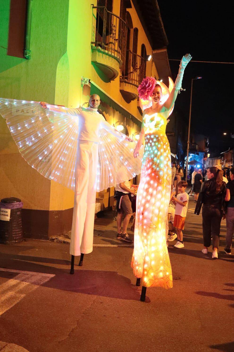 Nerviano torna a colorarsi con "Estate Fuori" tra animazione a led, musica e mercatini