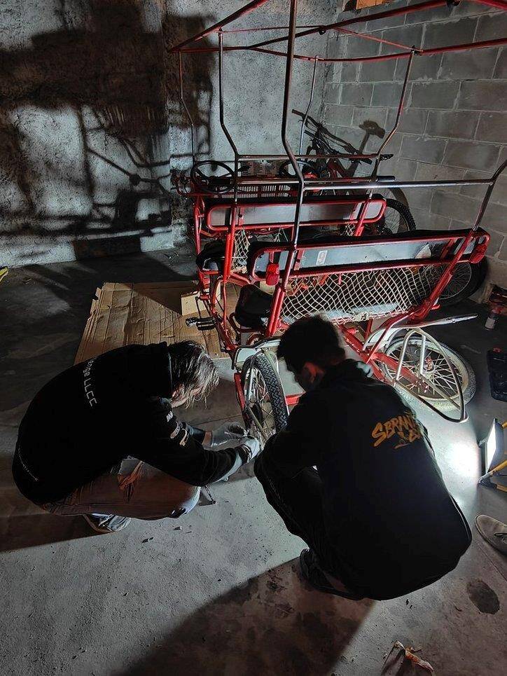Quattro amici in risciò alla bike night Milano