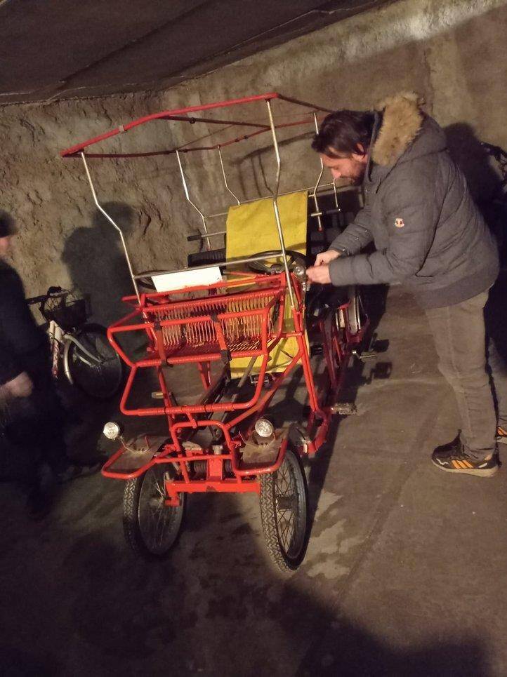 Quattro amici in risciò alla bike night Milano