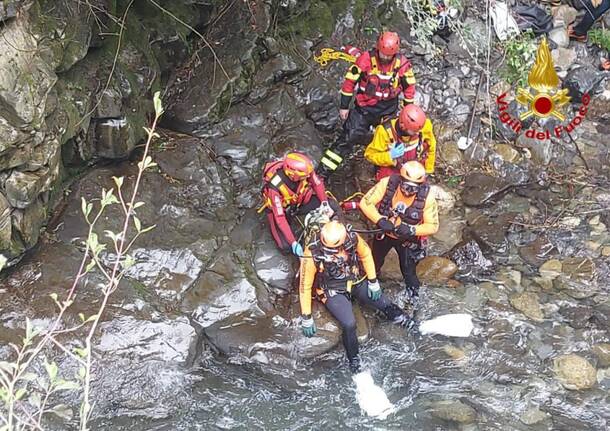 I vigili del fuoco recuperano un giovane in difficoltà nel fiume Lambro nel Comasco