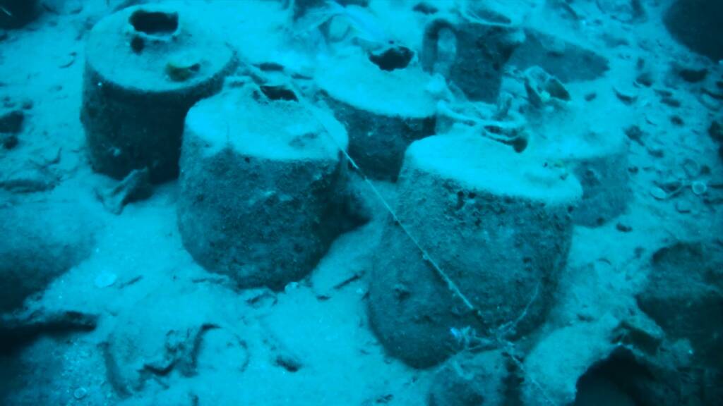 Un sommozzatore di Varese a "caccia" di anfore nel mare di Albenga