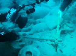 Un sommozzatore di Varese a "caccia" di anfore nel mare di Albenga
