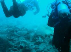 Un sommozzatore di Varese a "caccia" di anfore nel mare di Albenga