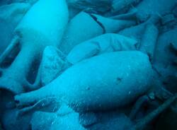 Un sommozzatore di Varese a "caccia" di anfore nel mare di Albenga