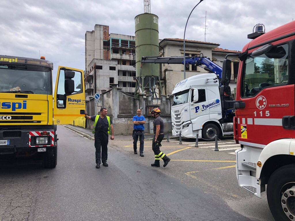 Viale cadorna chiuso per silos pericolante